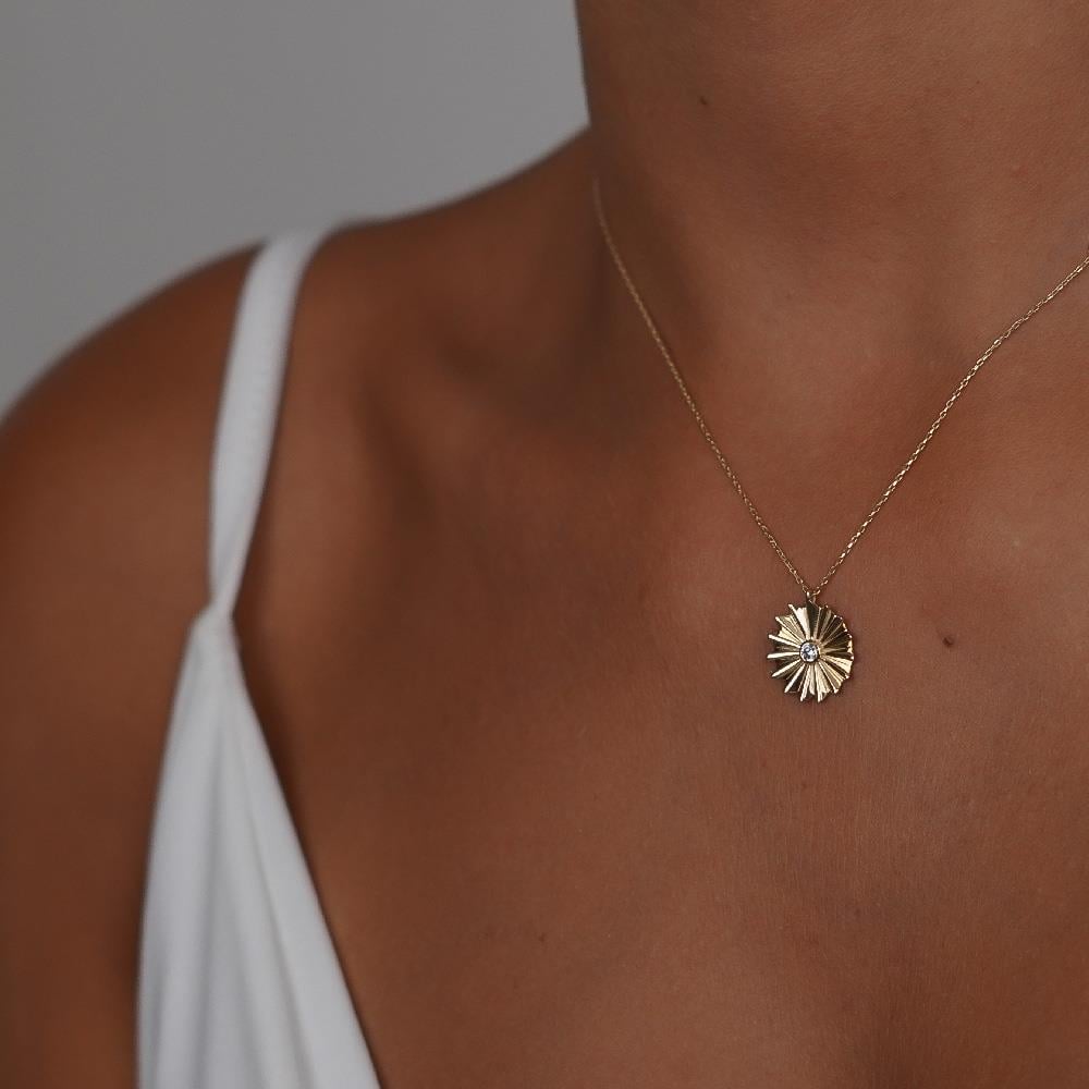 Çiçek Figürlü Taşlı Kolye