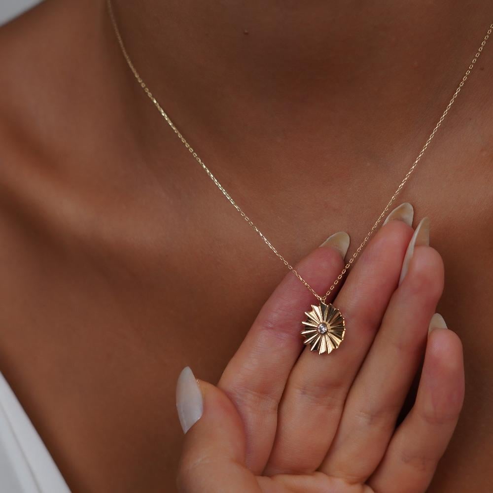 Çiçek Figürlü Taşlı Kolye