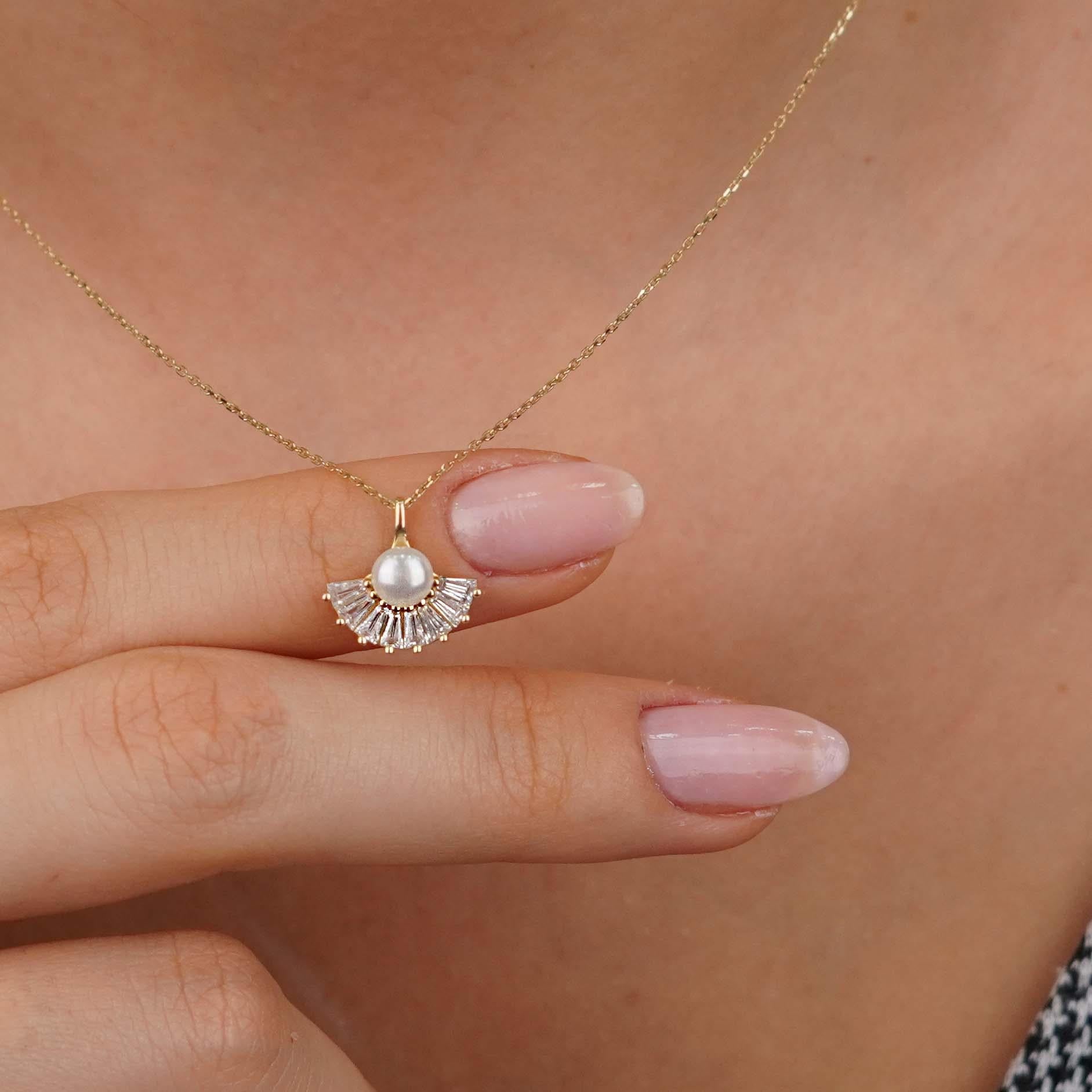 İncili Yelpaze Kolye