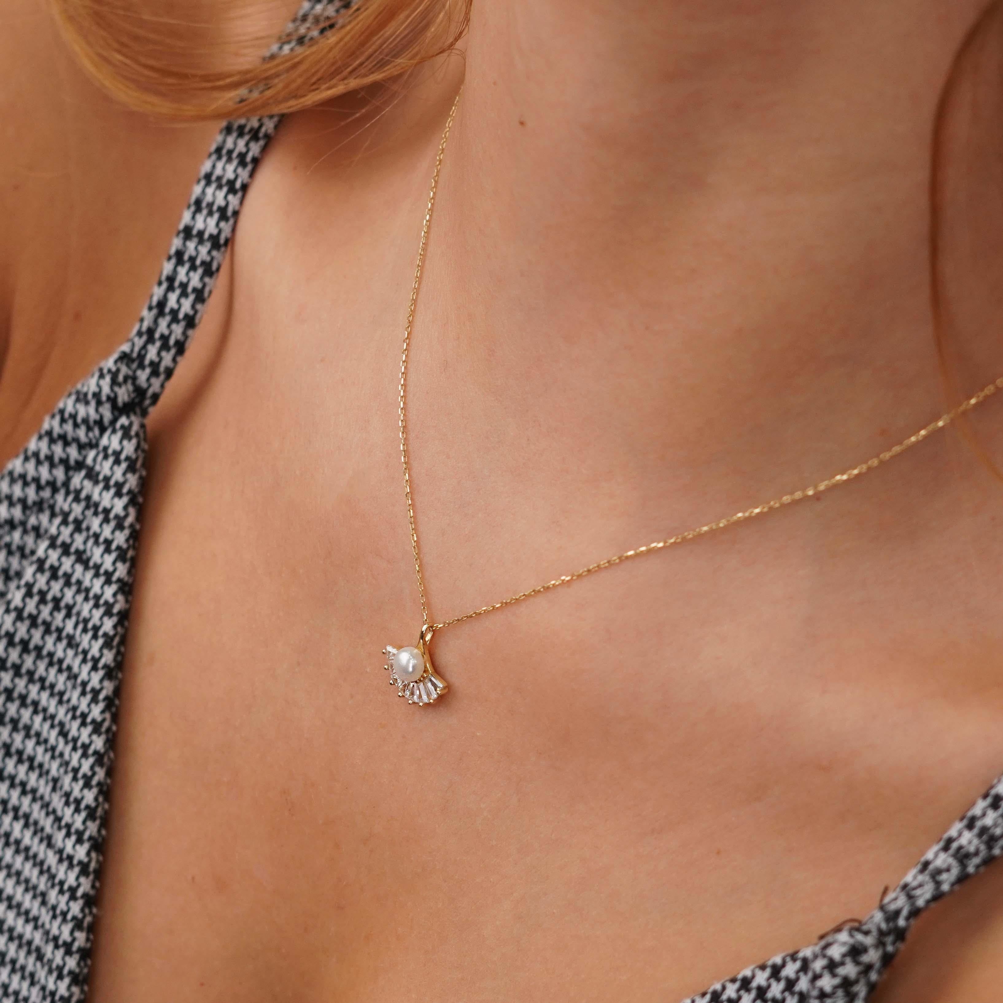 İncili Yelpaze Kolye