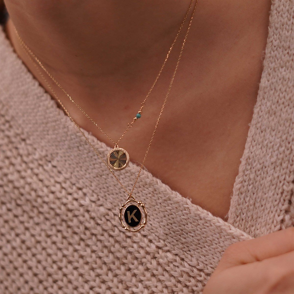 Siyah Mineli Harf Kolye