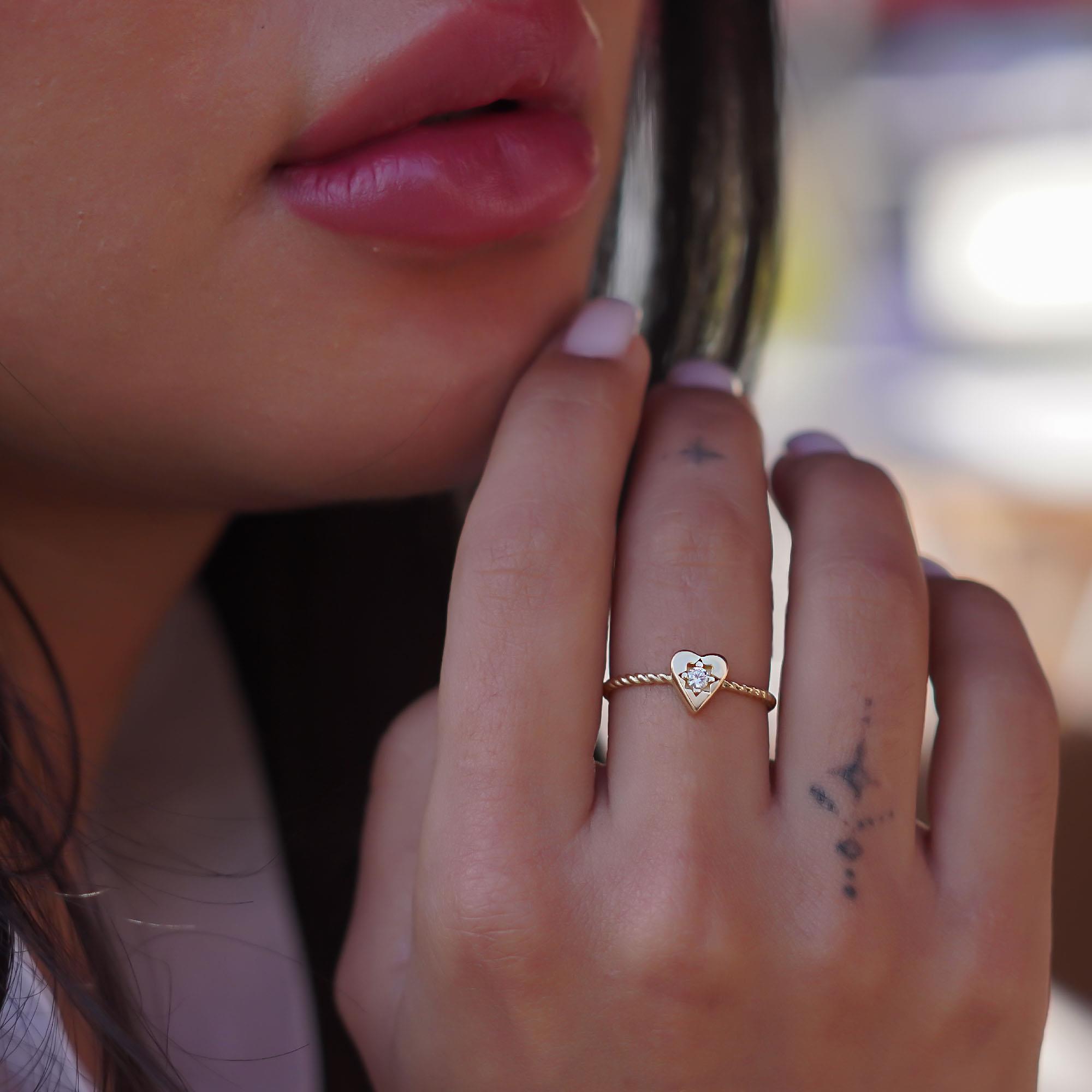 Taşlı Kalp Yüzük