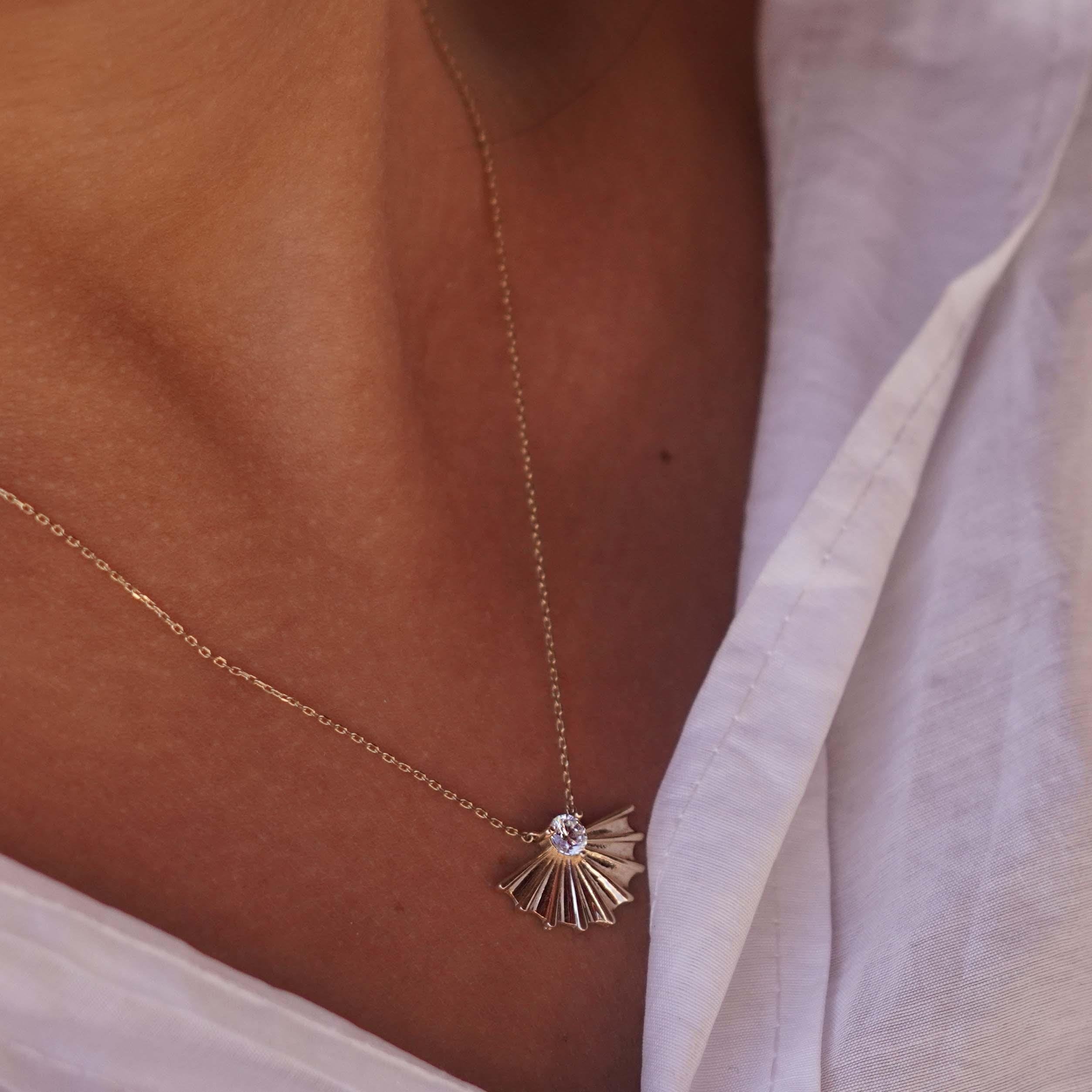 Taşlı Yelpaze Kolye