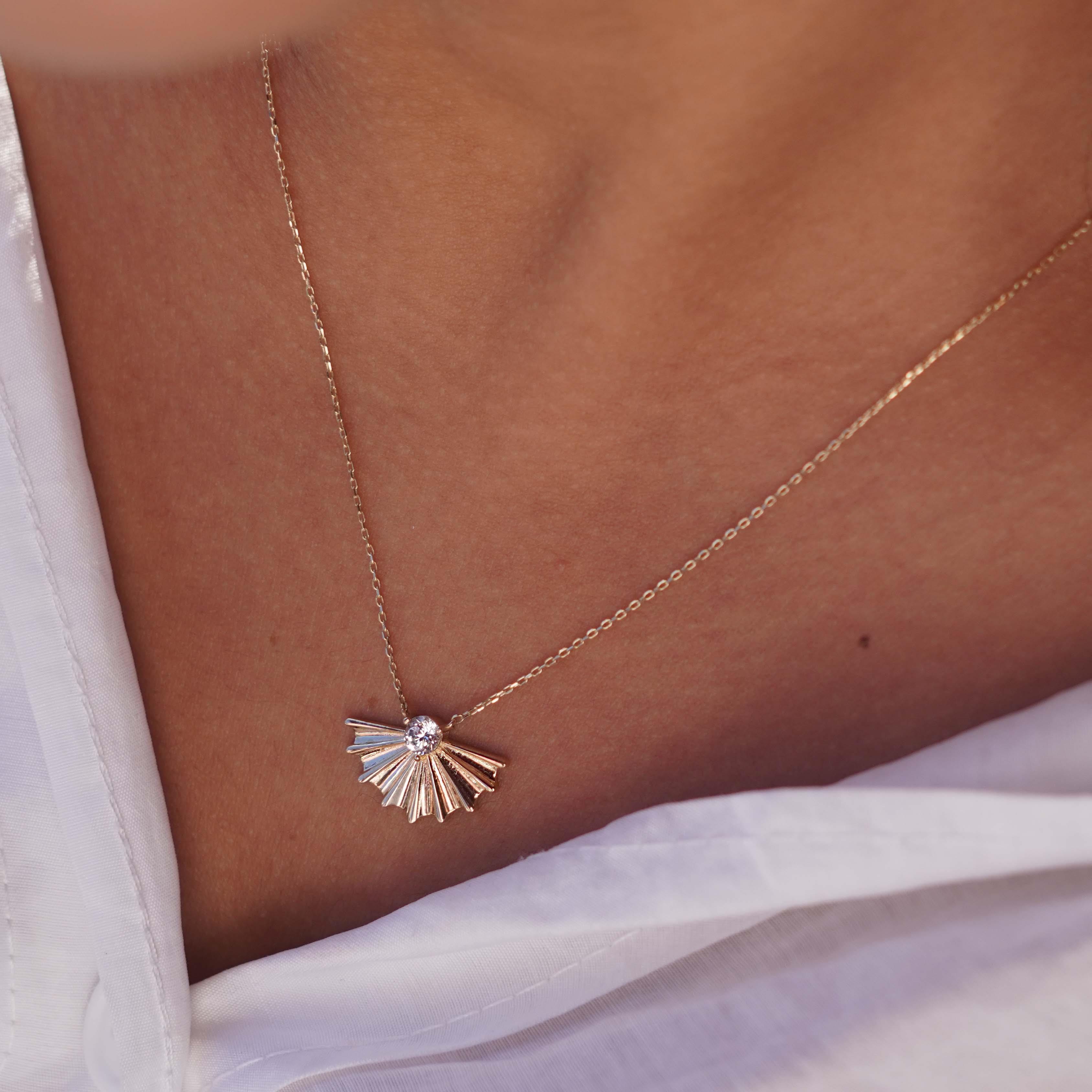 Taşlı Yelpaze Kolye