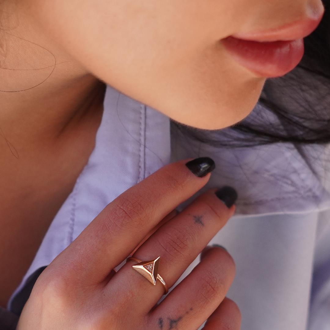 Üçgen Taşlı Yüzük