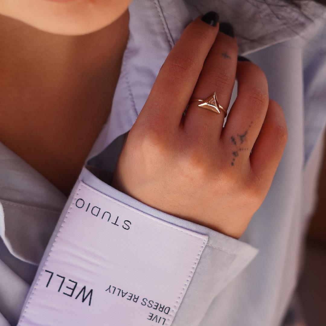 Üçgen Taşlı Yüzük