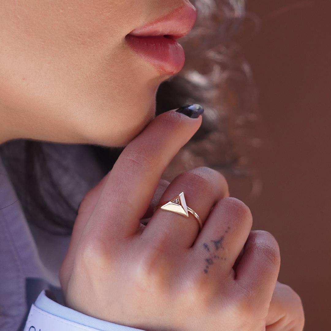 Üçgen Taşlı Yüzük