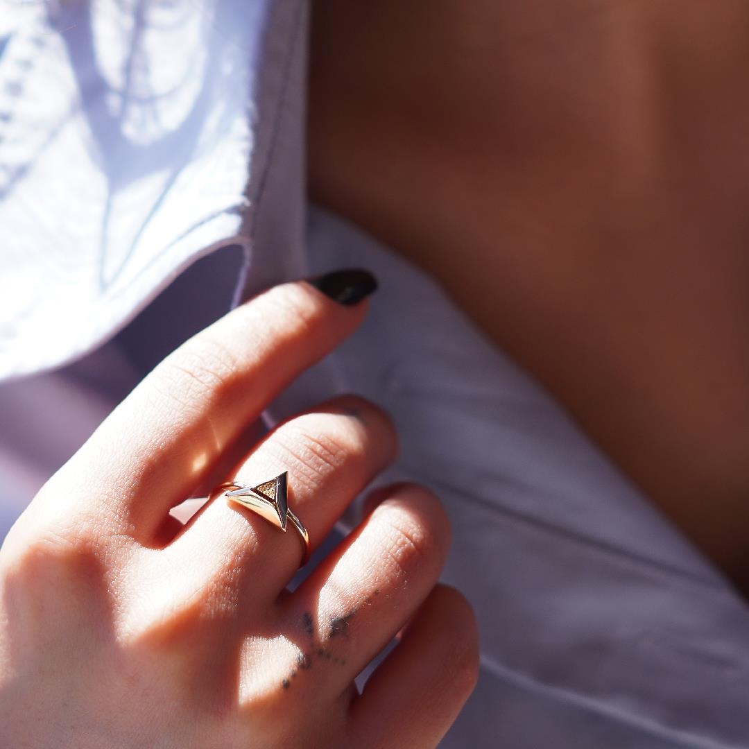 Üçgen Taşlı Yüzük