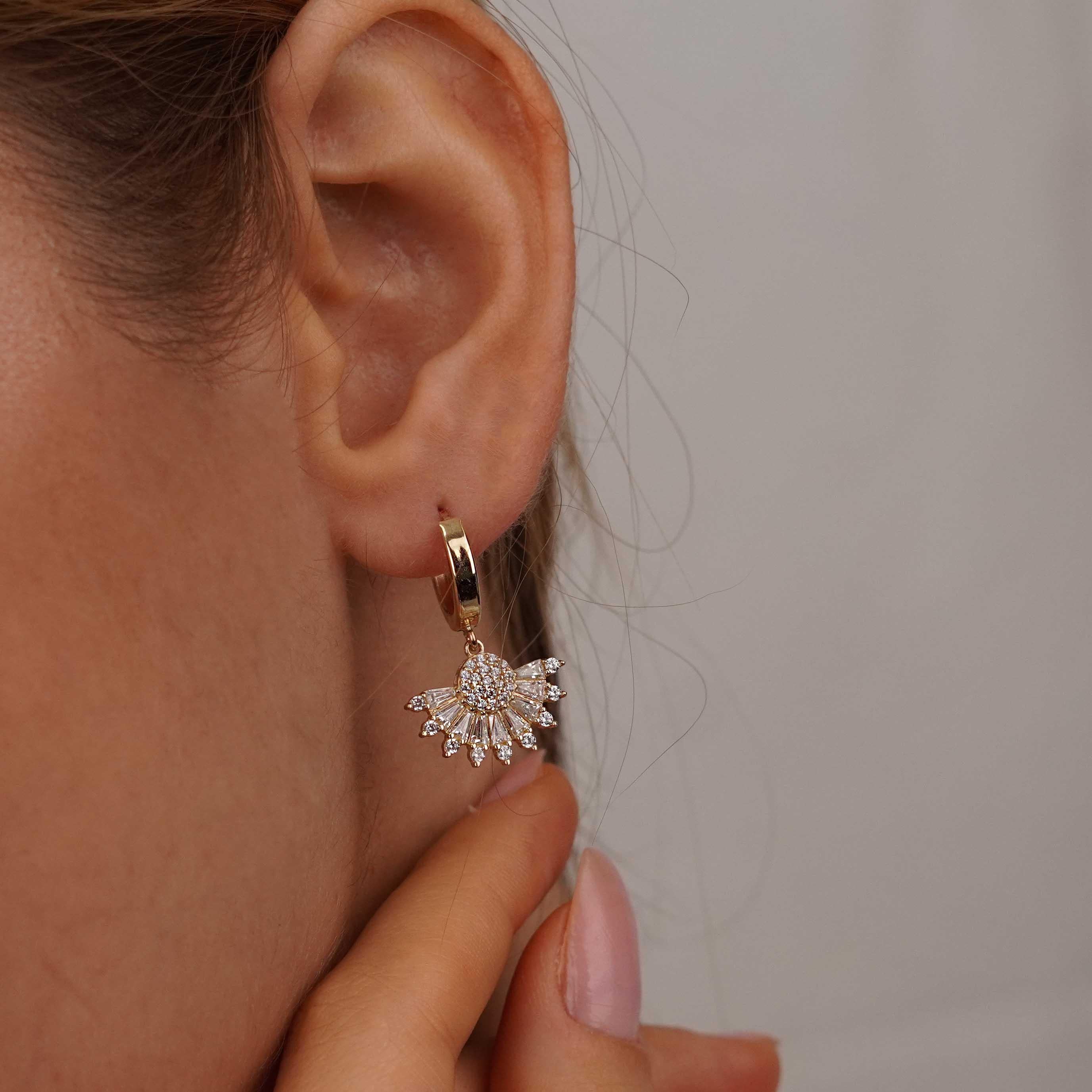 Yelpaze Taşlı Küpe