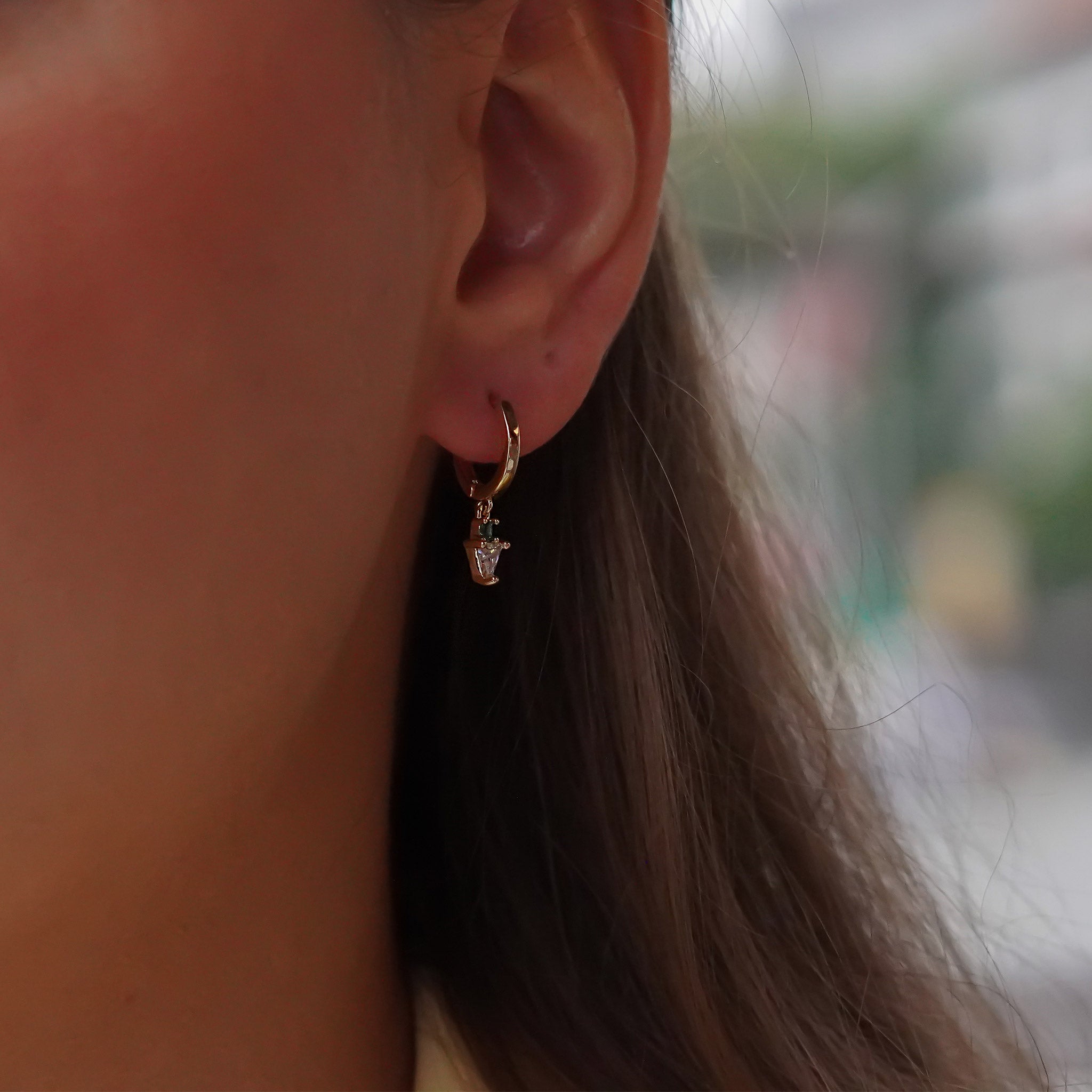 Üçgen Taşlı Küpe