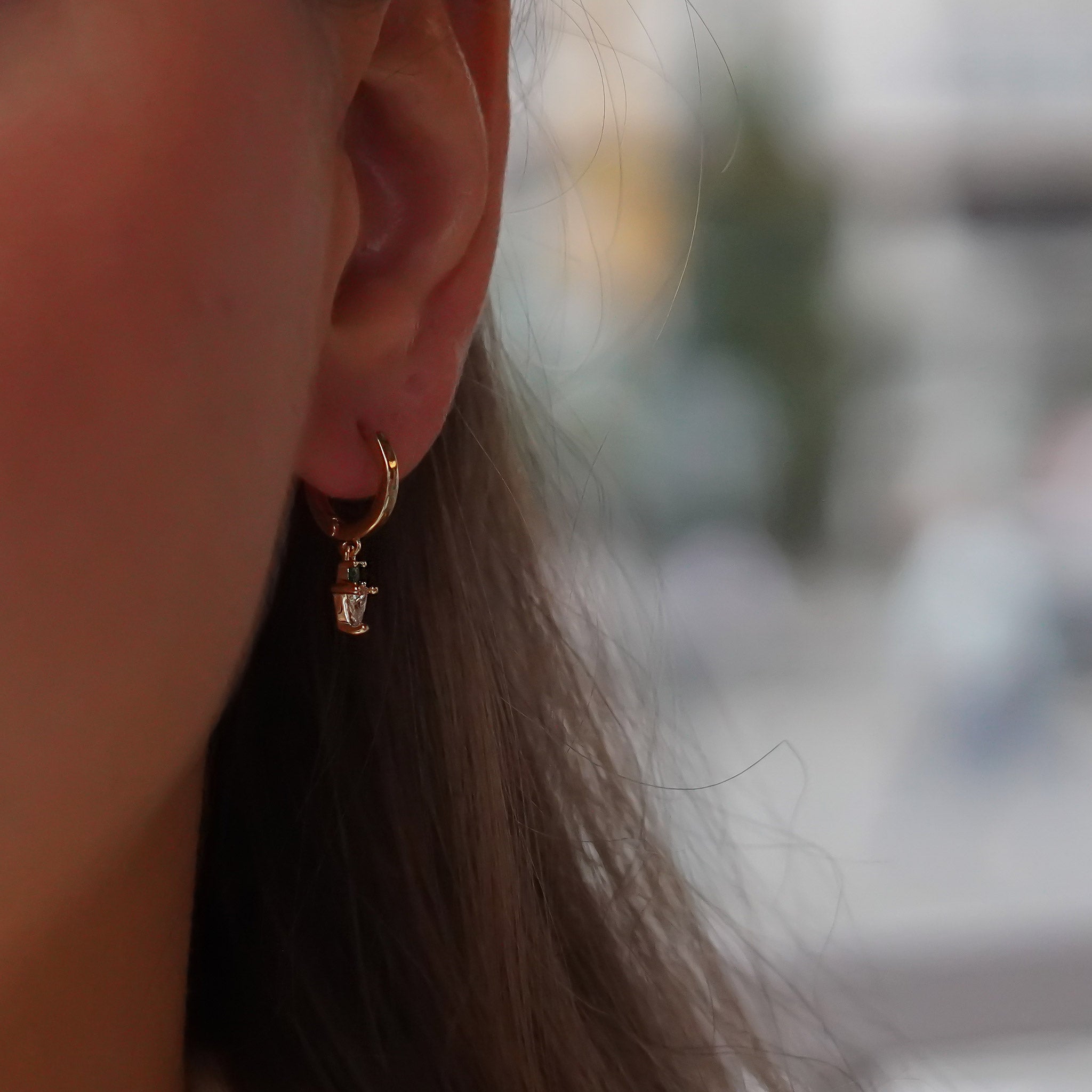 Üçgen Taşlı Küpe