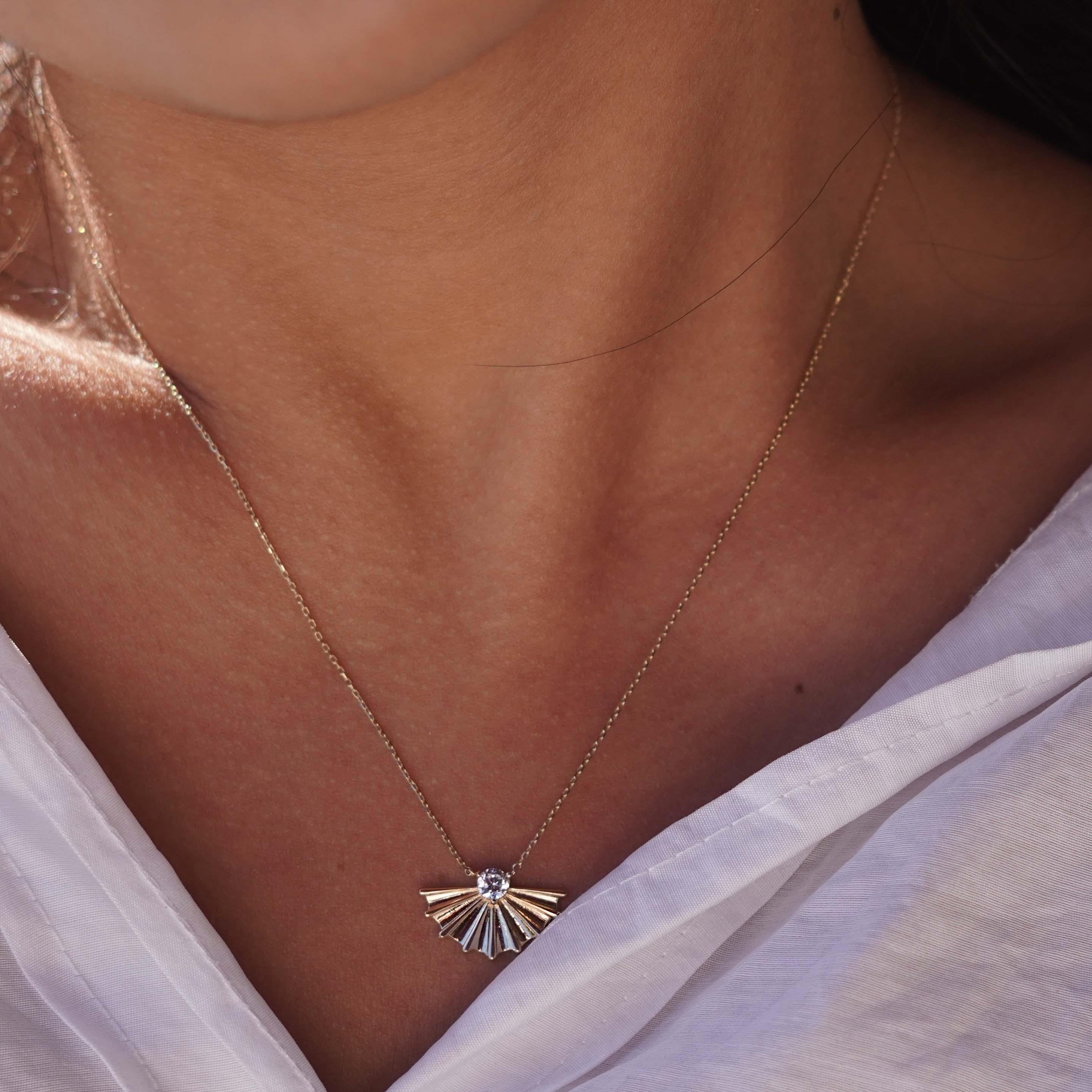 Taşlı Yelpaze Kolye