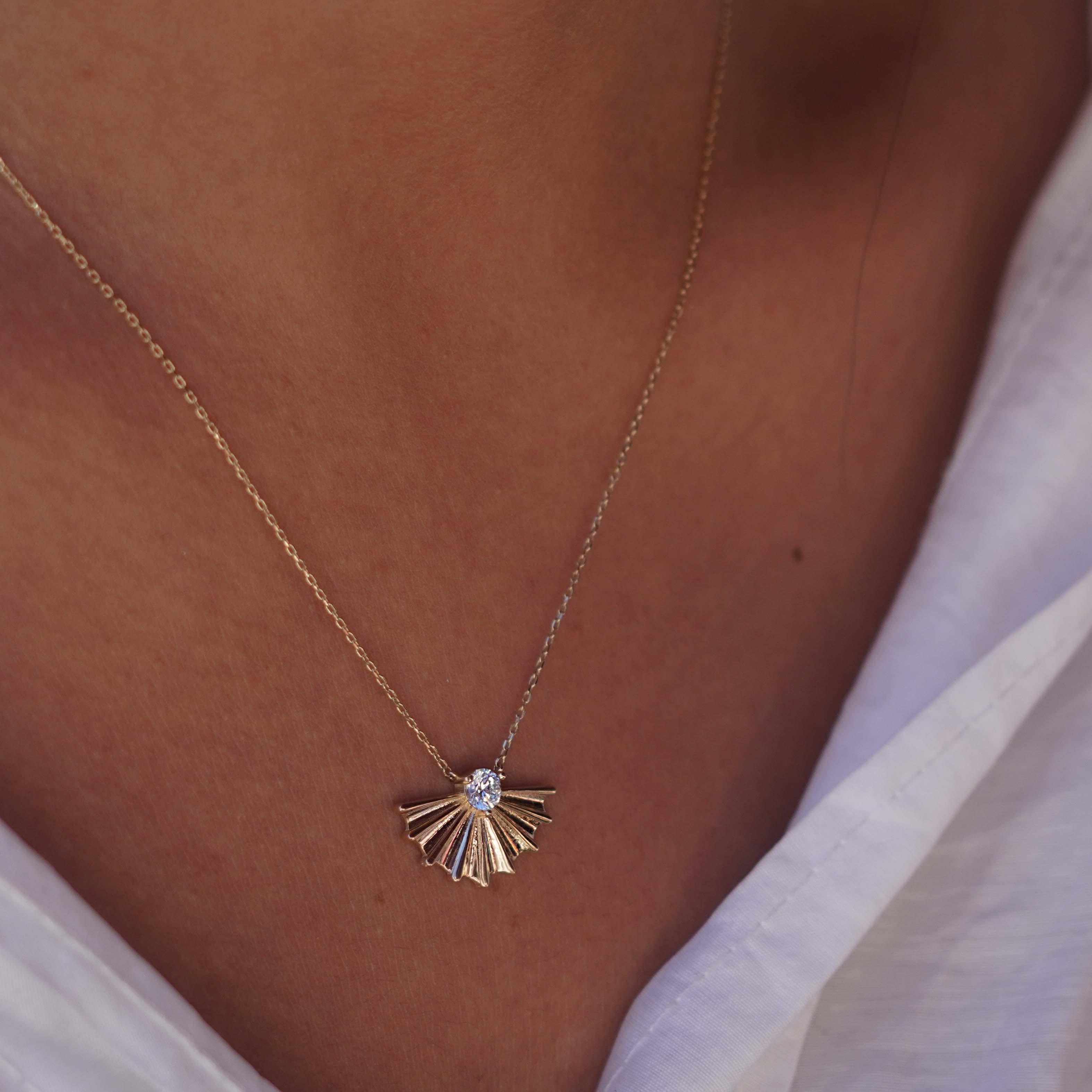 Taşlı Yelpaze Kolye