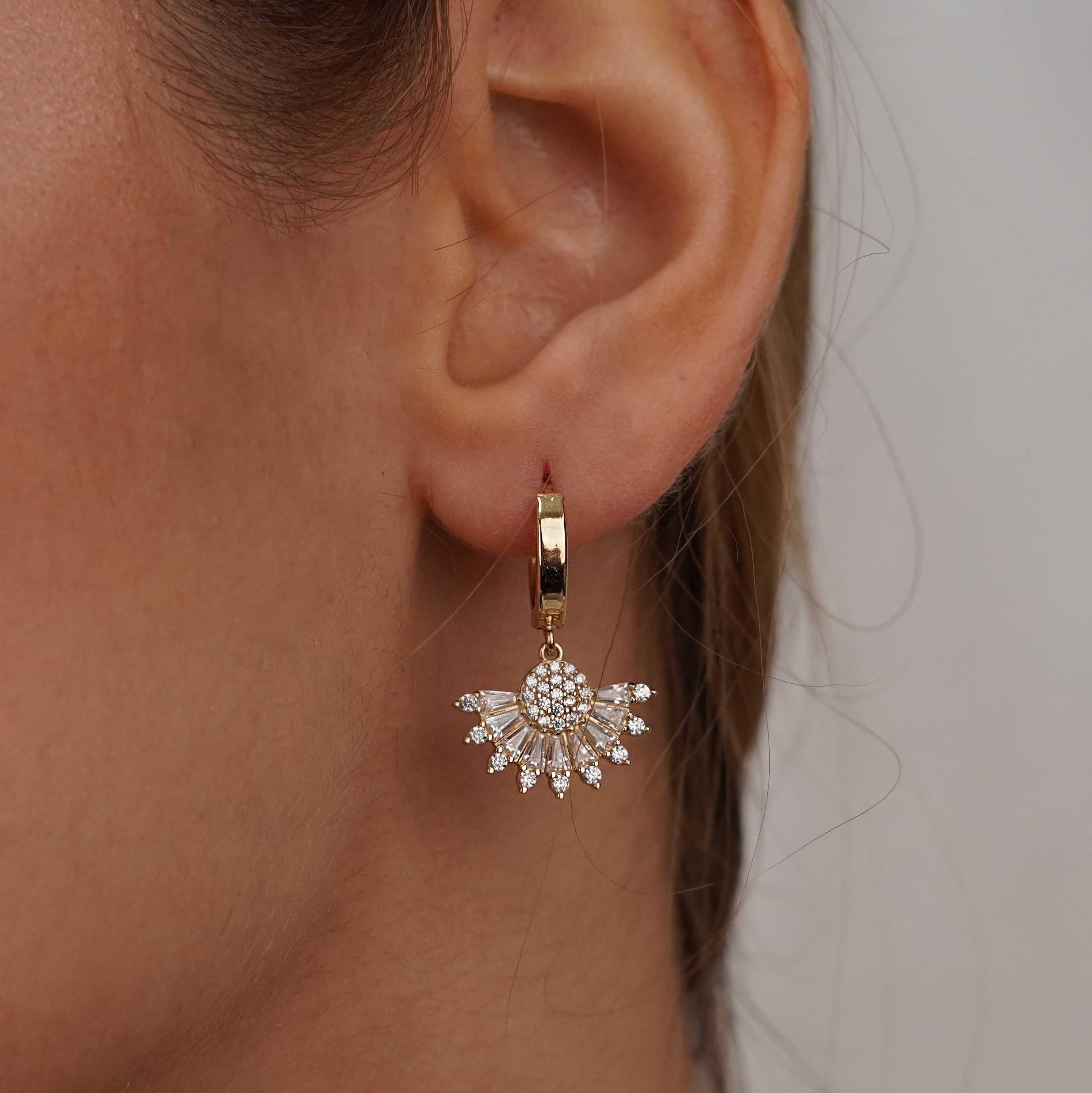 Yelpaze Taşlı Küpe