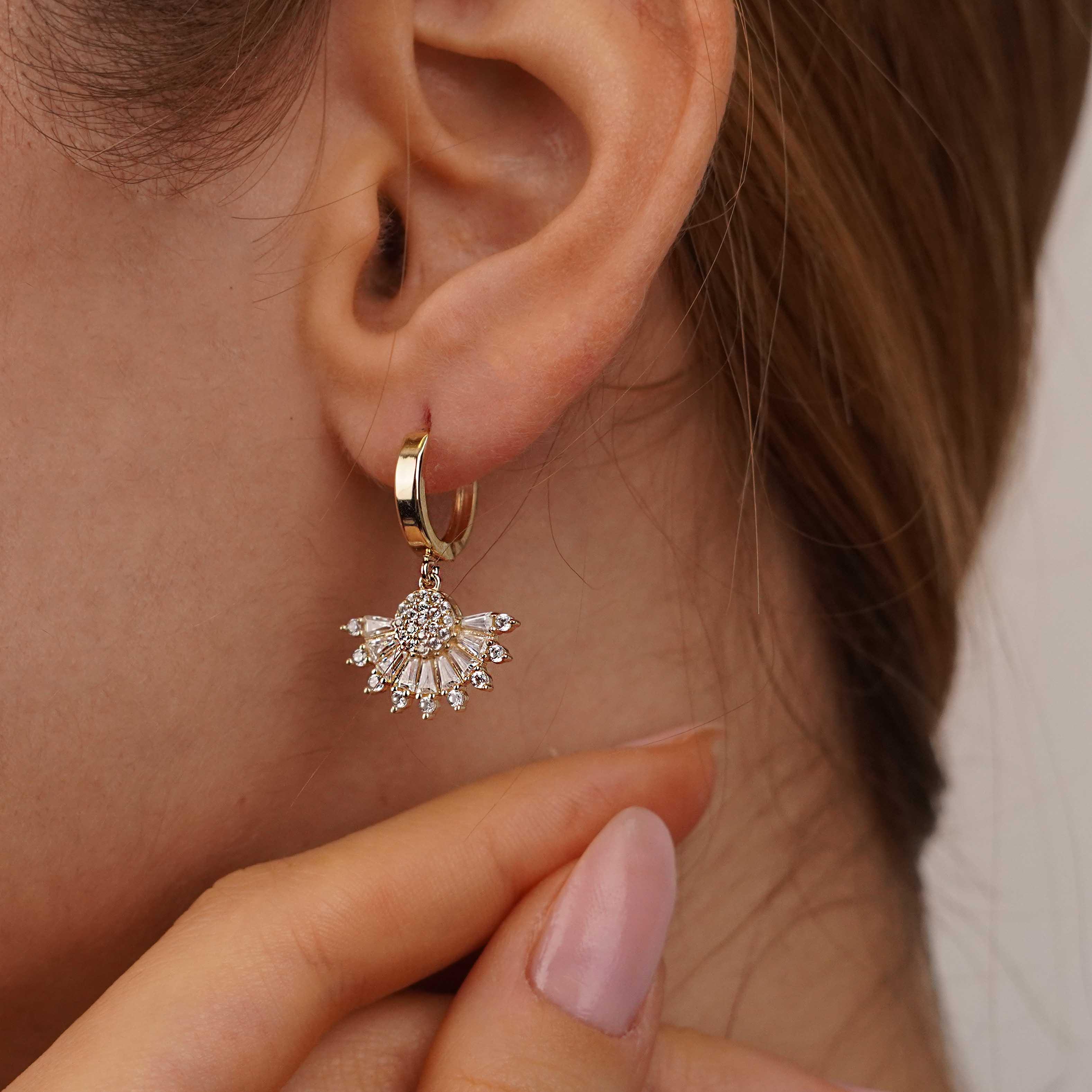 Yelpaze Taşlı Küpe